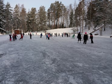 Kuvassa Nopon koulun oppilaita välitunnilla