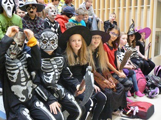 Oppilaita halloweenina 2014