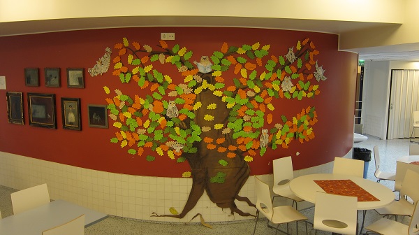 Kuvassa koristeltu koulun seinä
