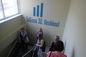 Portaikossa, jossa seinällä Tallinna 32. Heskkool