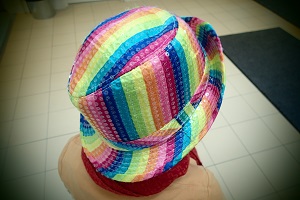 Kuvassa värikäs hattu