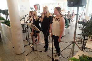 Kuvassa tytöt laulaa