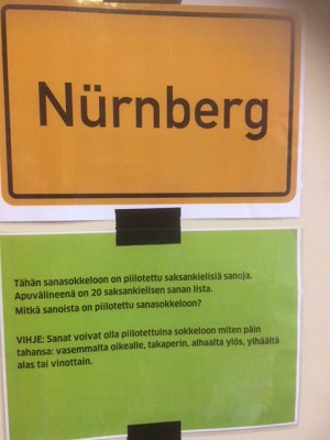 Kuvassa teline, jossa tietoisku Nürnbergistä