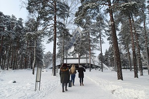 Kuvia koulun joulukirkosta