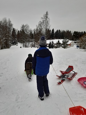 Oppilaita laskemassa mäkeä