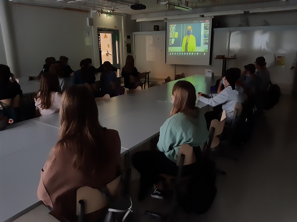 Oppilaat seuraavat ohjelmaa valkokankaalta