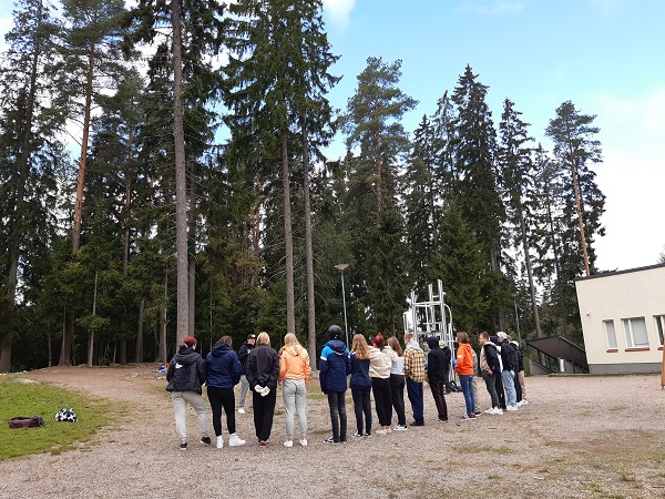 ryhmätystä koulun pihalla