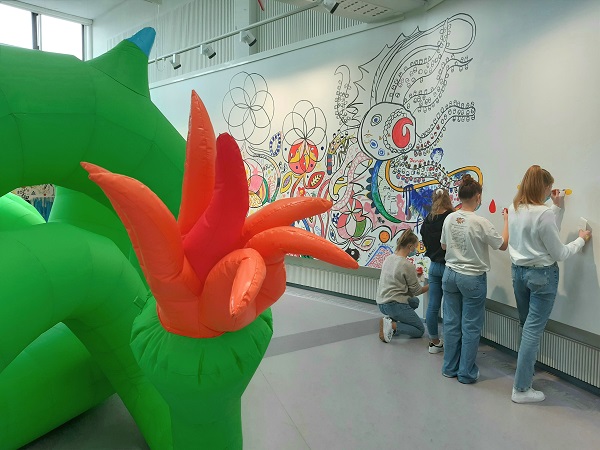 oppilaat maalaavat museon seinään