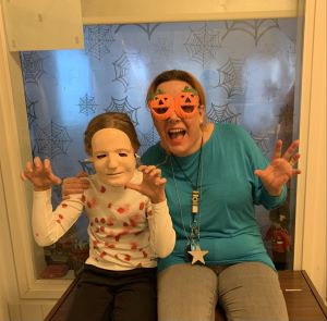 Oppilas ja opettaja halloweenmaskeissa