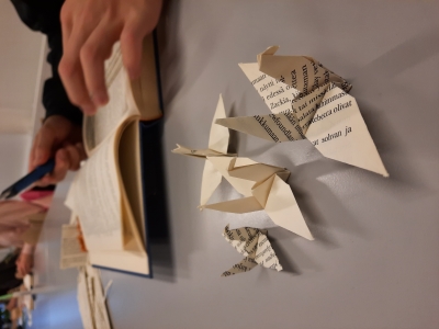 kirja ja origamijoutsenia