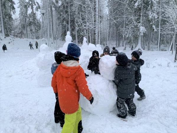 oppilaita tekemässä lumiukkoja