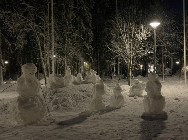 lumiukkoja iltavalaistuksessa