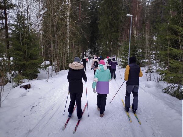 oppilaita hiihtämässä