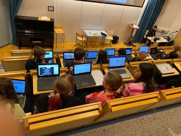 oppilaita auditoriossa tekeässä tehtäviä