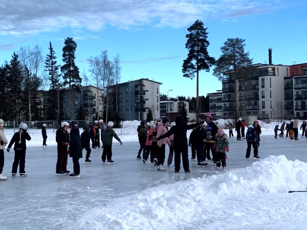 paljon oppilaita jäällä