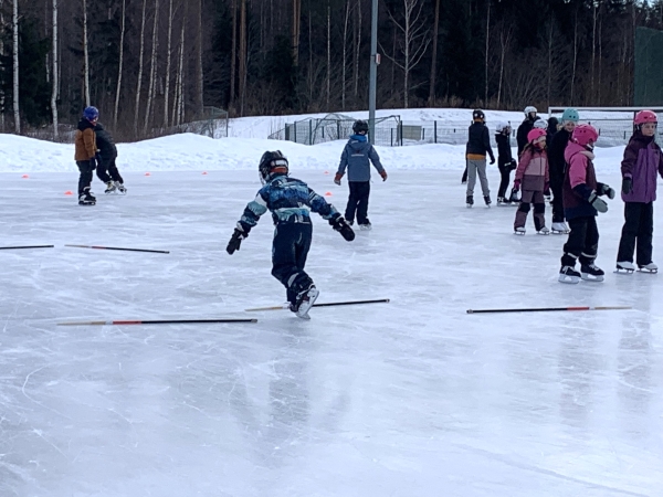 oppilas suorittaa luistimilla rataa