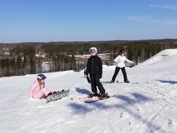 lisää laskettelua ja laskettelijoita