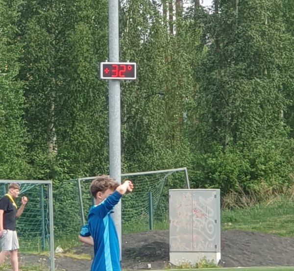 urheilukentän lämpömittari ja lukema 32