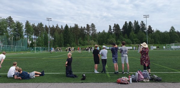 urheilukenttä ja norsupallon katsojia ja pelaajia
