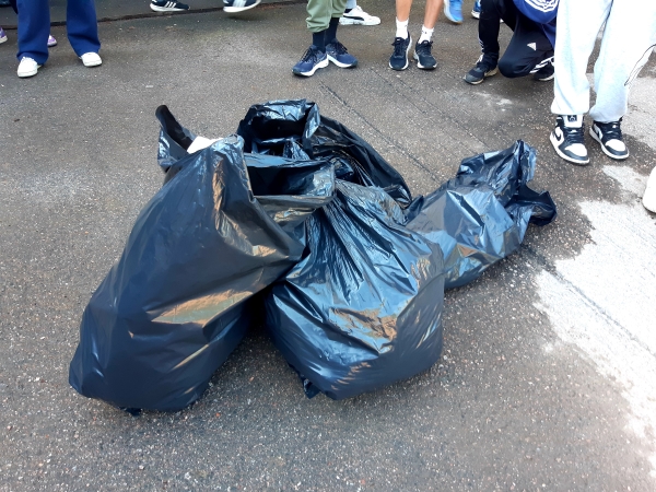 täytettyjä roskapusseja maassa