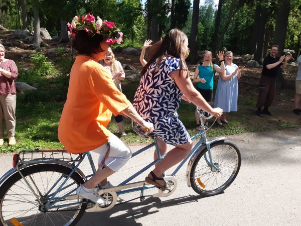 anne lähtemässä tamdempyörällä