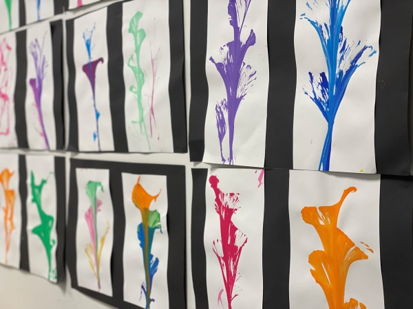Oppilaiden maalaamia langan avulla tehtyjä maalauksia