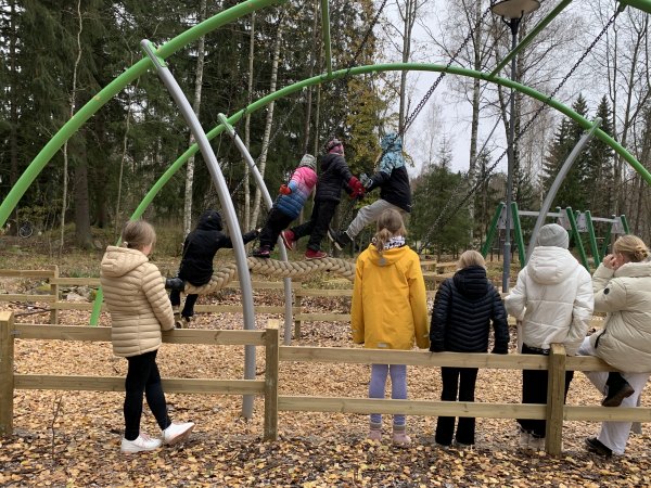 oppilaita matokeinussa ja jonottamassa