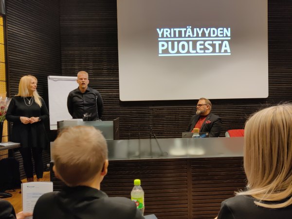 kuva palkinnon jakajista