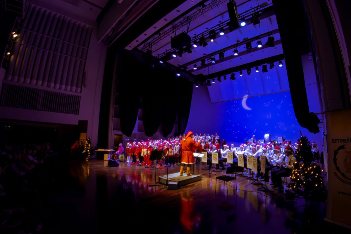 Oppilaita ja orkesteri Hyvinkääsalissa konsertissa