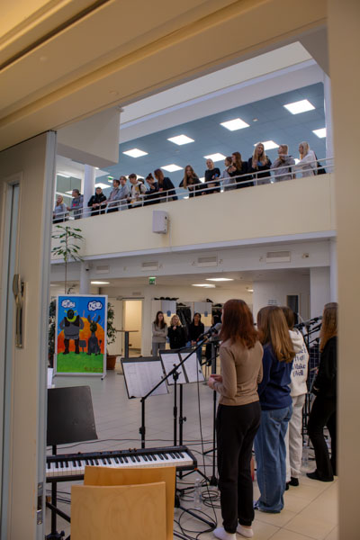 Musiikinryhmän oppilaita esiintymässä välkkämusassa koulun aulassa