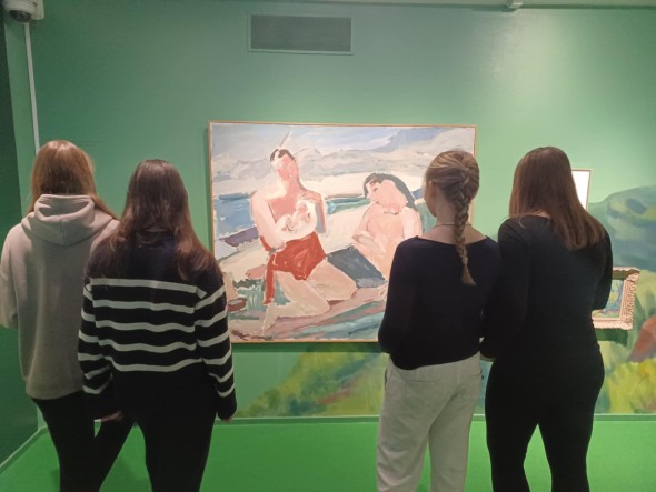 seitsemännen luokanoppilaita katselemassa taulua museollataulua