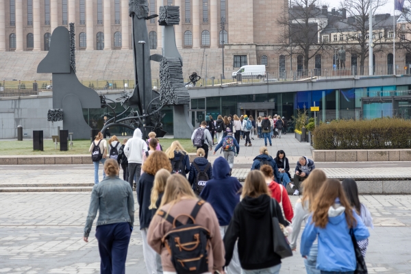 Oppilaita kävelemässä kohti Musiikkitaloa