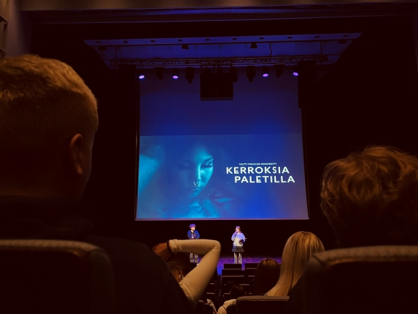 Oppilaat katsomassa Kulttuuripolkuesitystä Hyvinkääsalissa.