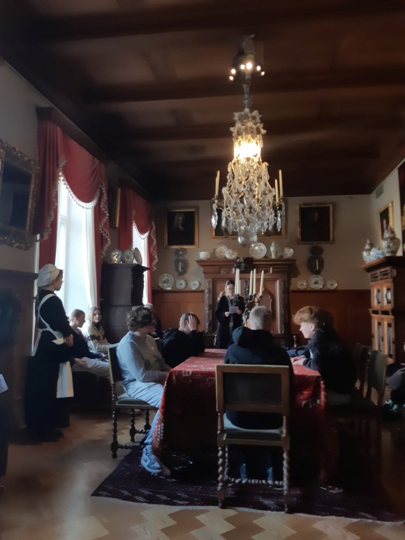 oppilaita kuuntelemassa opasta