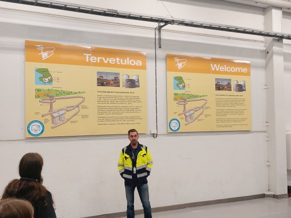 opas esittelemässä Olkiluodon toimintaa