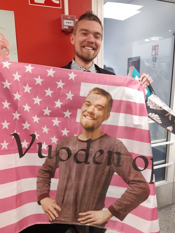 Teemu-ope pitelemässä vuoden ope -lippua