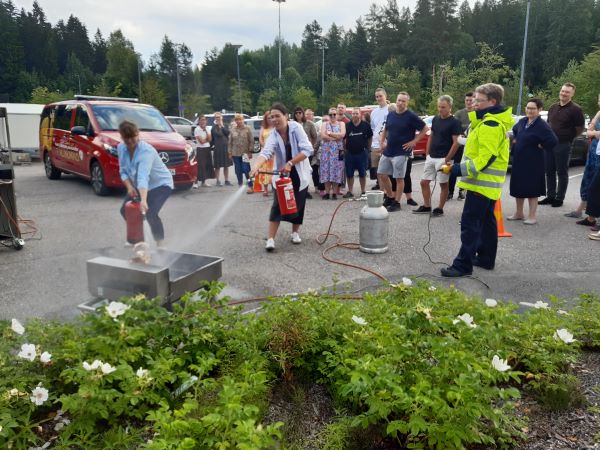 opettajat sammuttavat tuli vaahtosammuttimilla