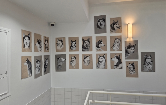 pastellimaalaukset koulun aulassa