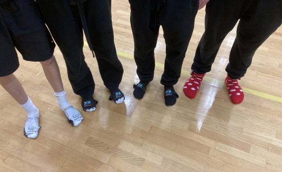 jarrusukat oppilaiden jaloissa