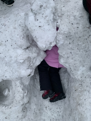 oppilas lumiluolassa