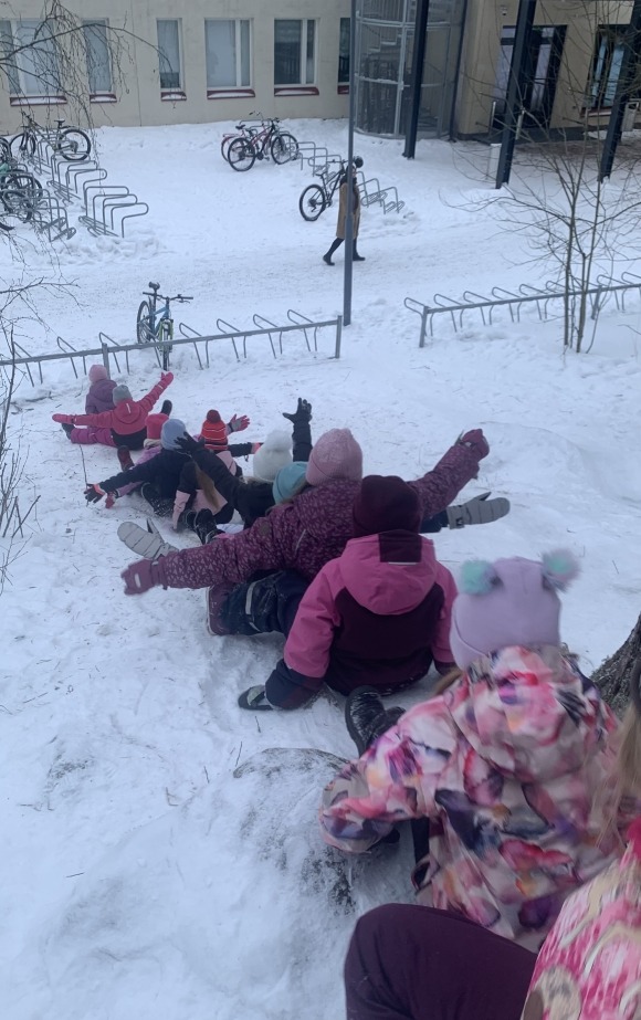 oppilaita laskemassa mäkeä