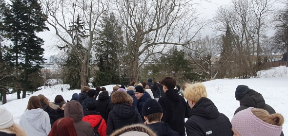 oppilaita matkalla kulttuuritalolle