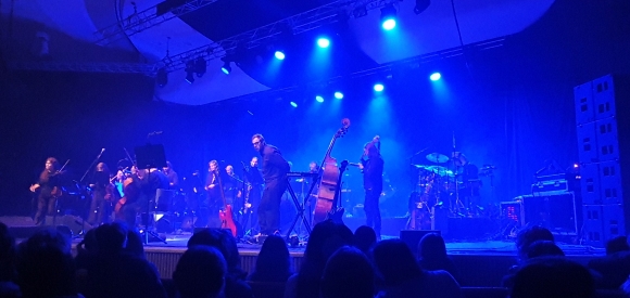 muusikoita lavalla siniset valot