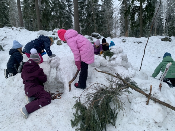 oppilaita rakentamassa linnaa