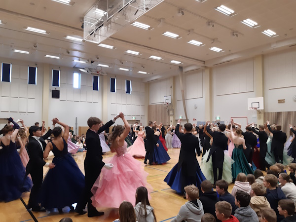 lukiolaiset tanssivat