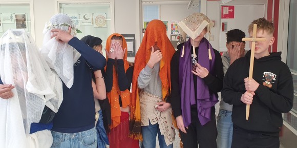 oppilaita pukeutuneina rooliasuihin