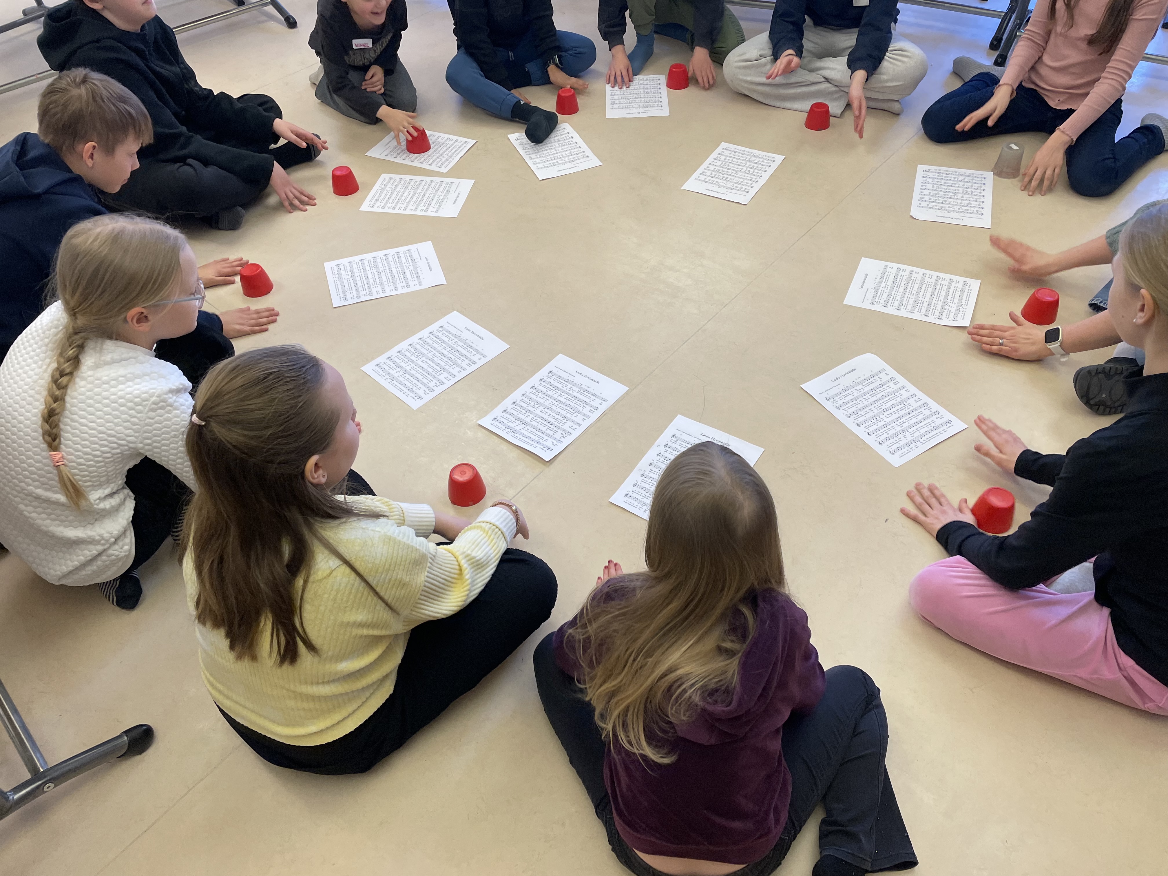 Alakoululaisia MOK-musiikkipajassa opettelemassa laulua. 