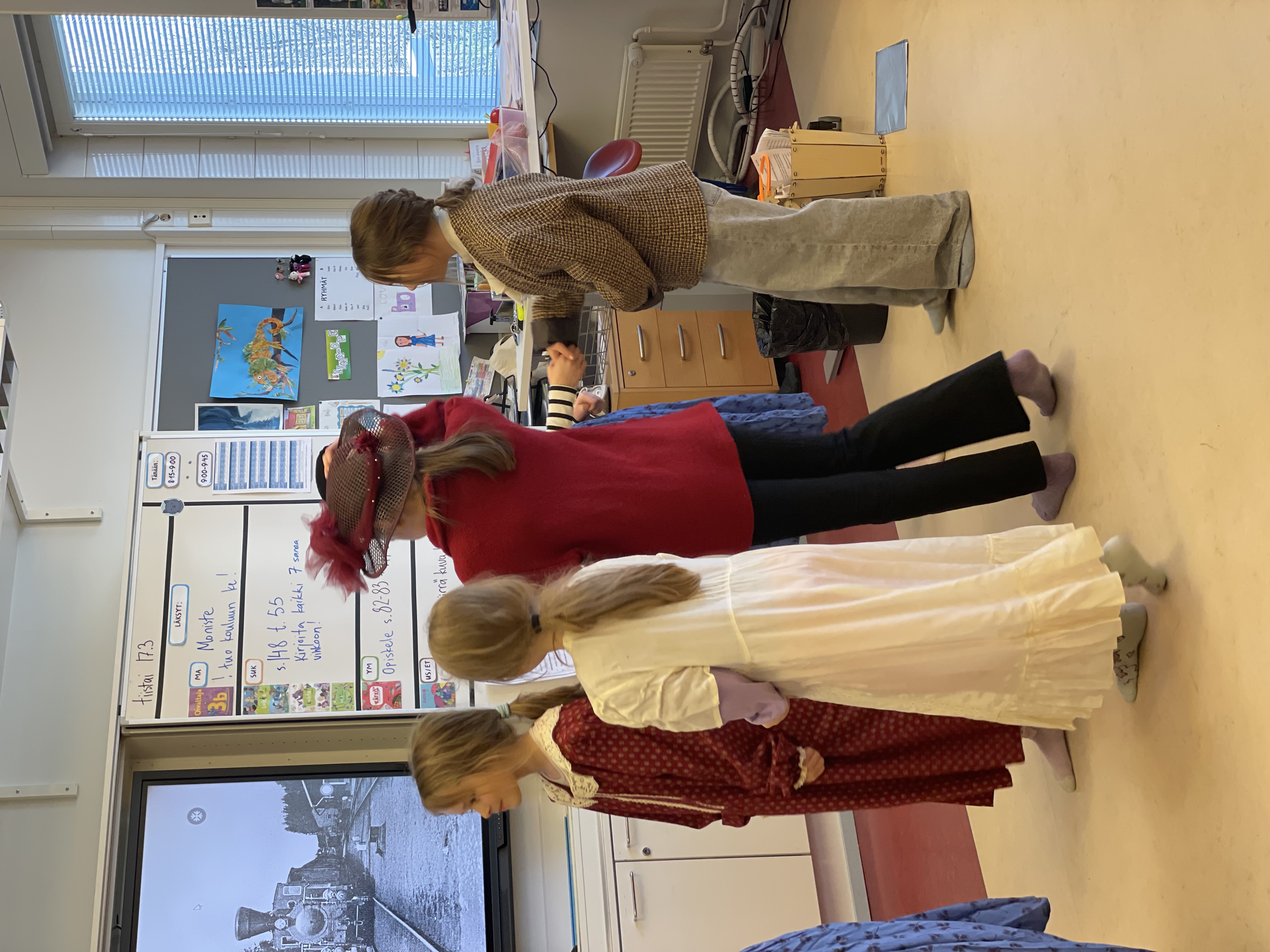 Alakoulun MOK-viikolla koululaisia näytelmäpajassa