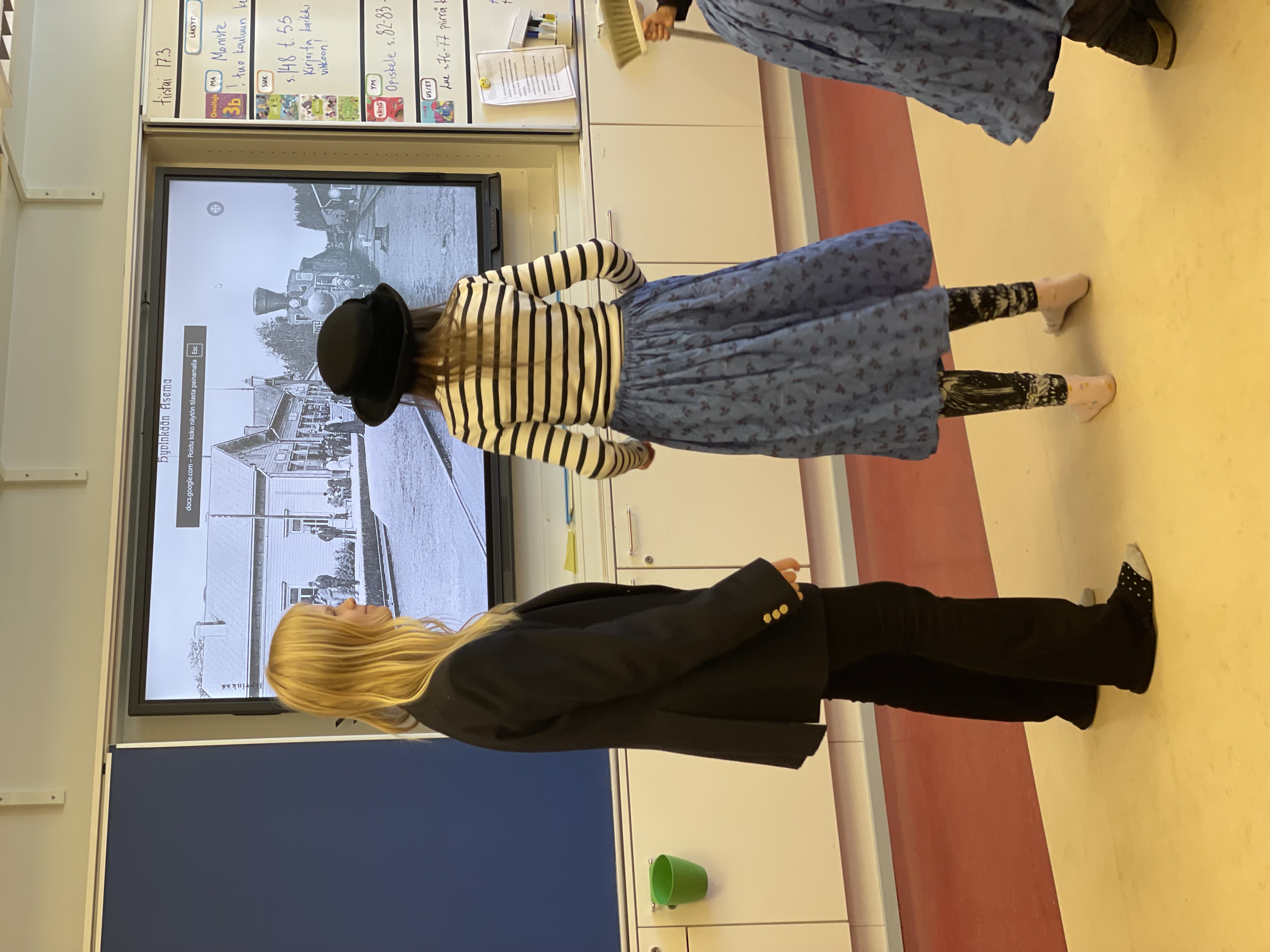 Alakoulun MOKissa koululaisia näytelmäpajassa