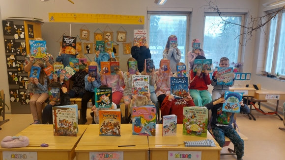 oppilaat ryhmäkuvassa